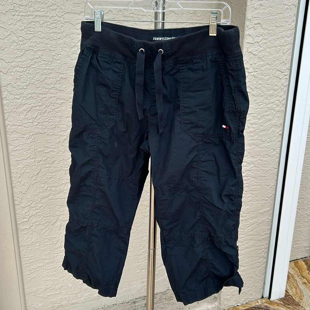 Black Tommy Hilfiger cargo capris